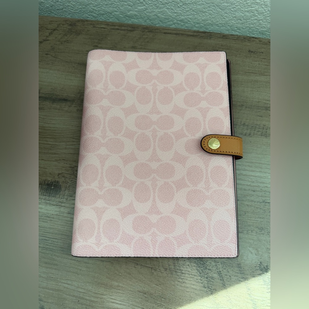 ❌SOLD❌ Coach Powder Pink Notebook In Signature Canvas - Picture 4 of 10
